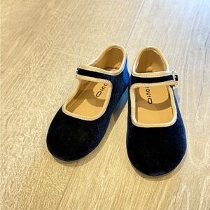 SOLD Little girl’s mary jane in velvet navy/white